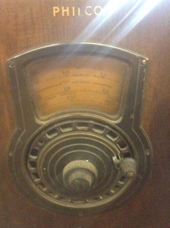 lot 9 image: Vintage Philco Radio