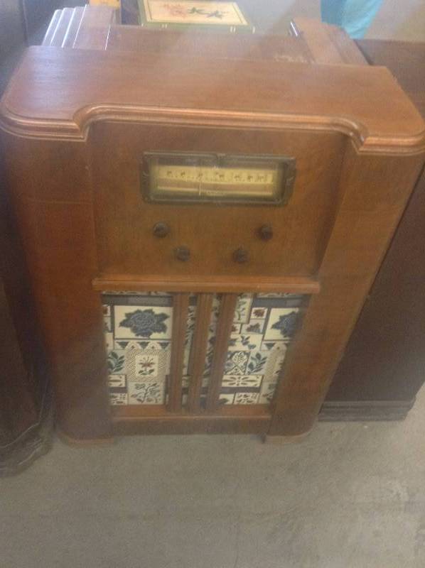 lot 12 image: Vintage Airline Radio