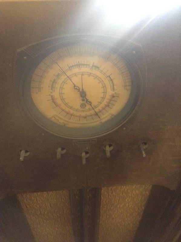 lot 11 image: Vintage Coronado Radio