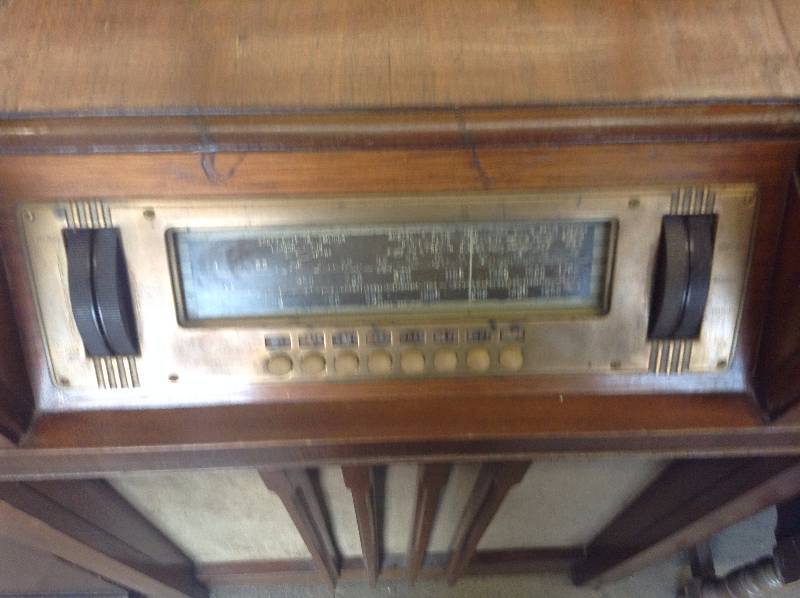lot 14 image: Vintage Philco Radio