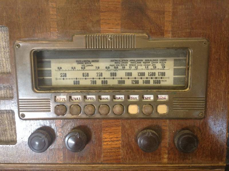 lot 15 image: Vintage Philco Radio