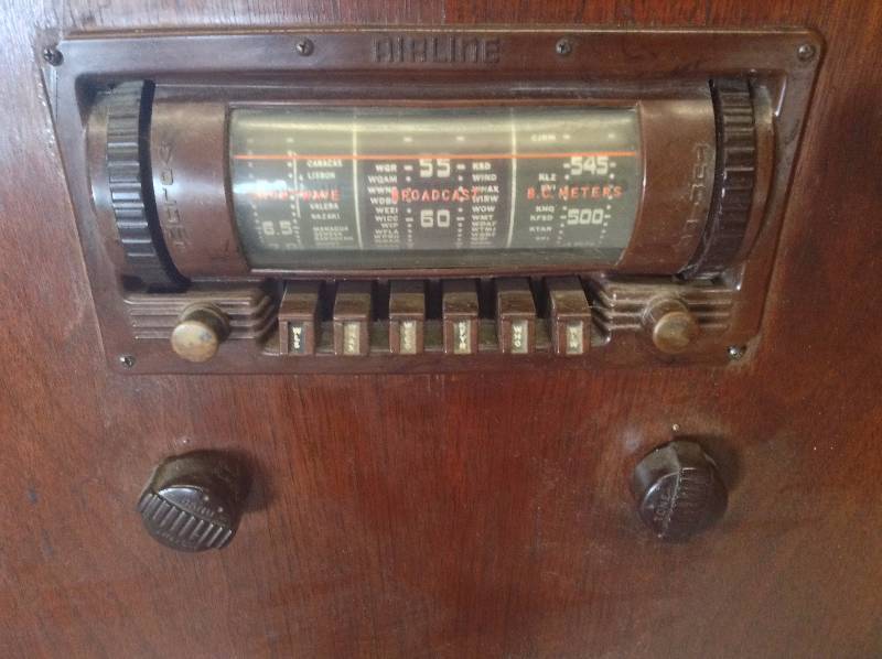 lot 17 image: Vintage Airline Radio