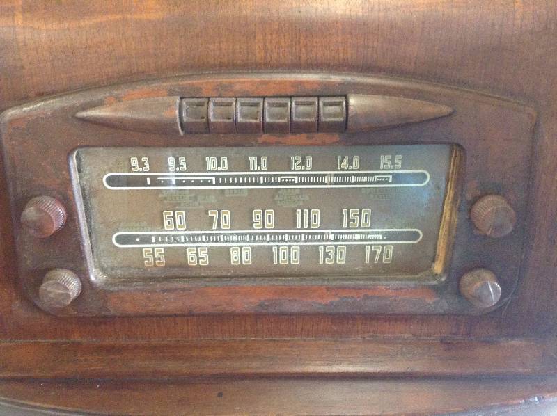 lot 19 image: Vintage Philco Radio