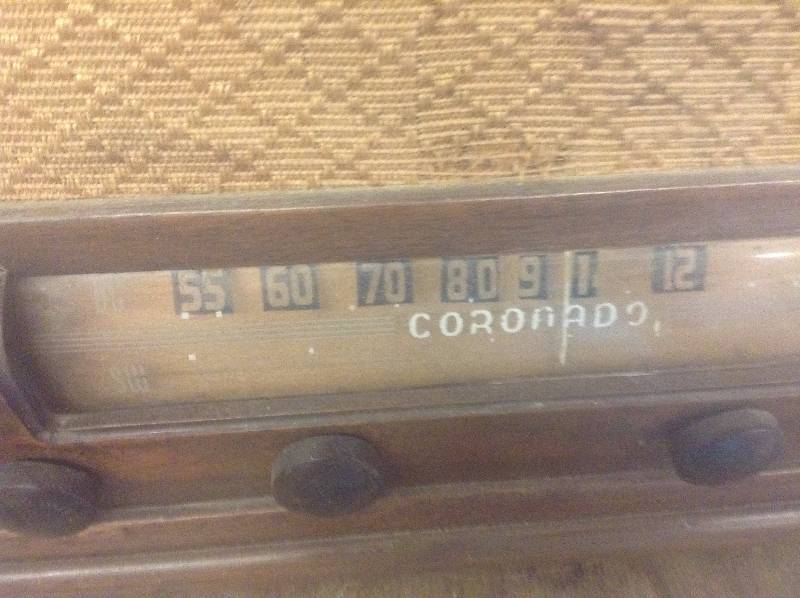 lot 10 image: Vintage Coronado Radio