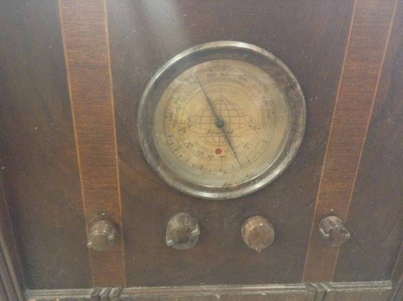 lot 13 image: Vintage Silvertone Radio