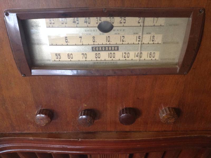 lot 18 image: Vintage Coronado Radio