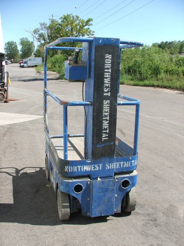 UpRight TM12 Man lift scissor lift post style