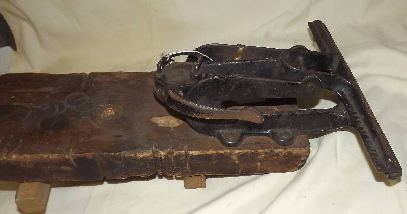 lot 25 image: Antique Wentworth Horse Harness Clamp