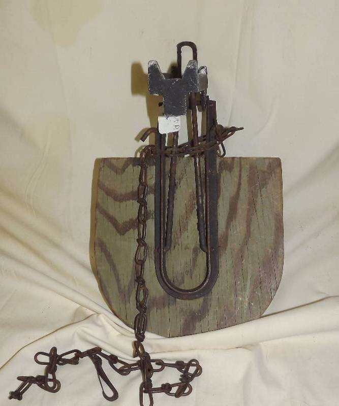 lot 23 image: Vintage Wooden Deer Stand Seat
