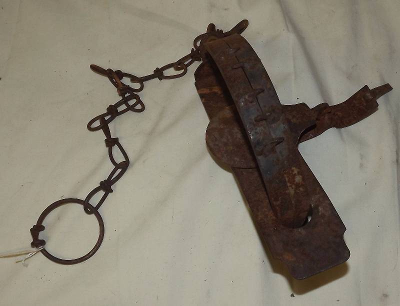 lot 14 image: Vintage Oneida Jump Trap