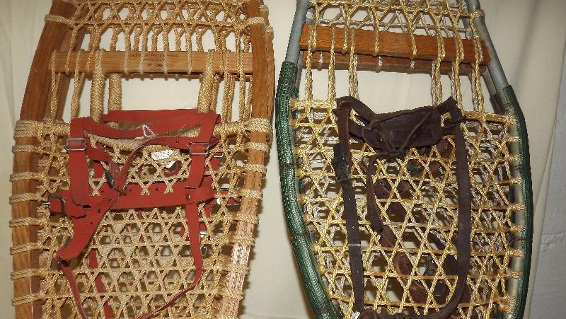 lot 5 image: Set of 2 Metal Frame Snowshoes