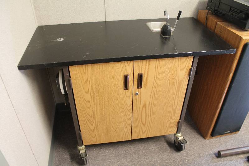 lot 3 image: Wheeled Table  Desk