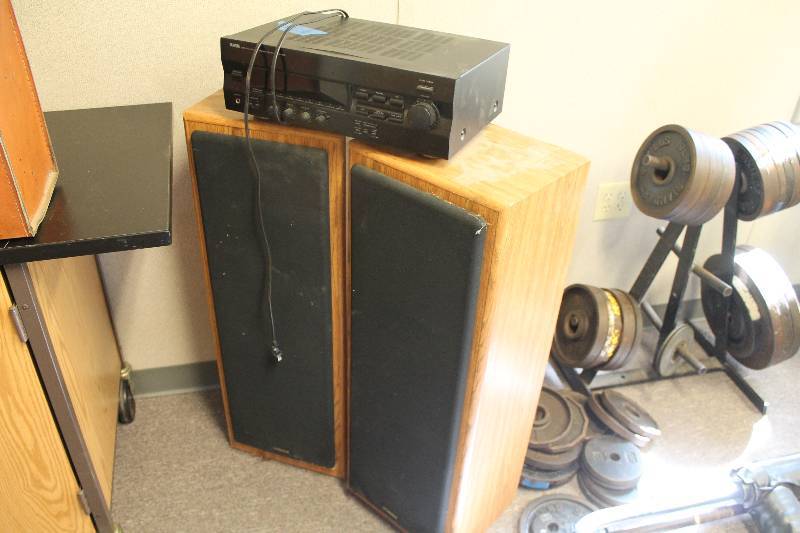 lot 7 image: Yamaha Receiver w 2 floor speakers