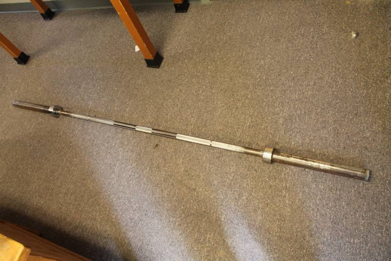 lot 11 image: Standard 45lb bench press bar