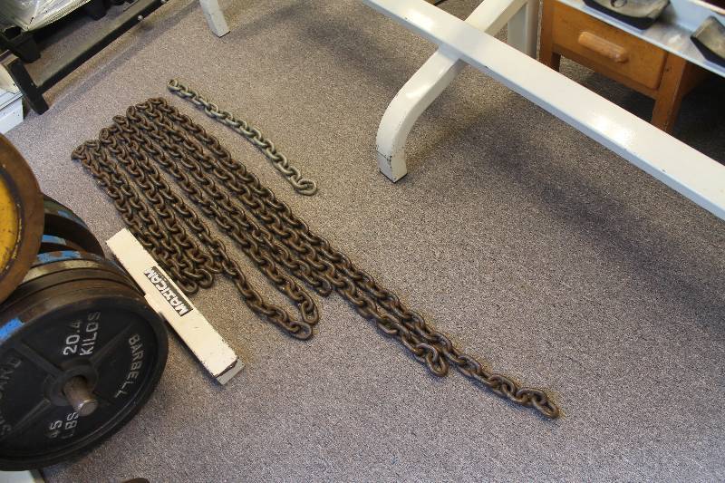 lot 14 image: Chains