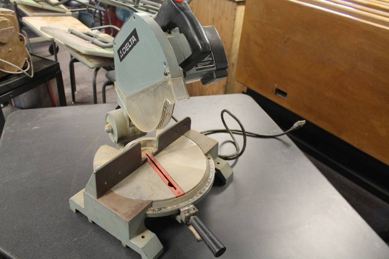 lot 34 image: Delta 10 Miter Saw