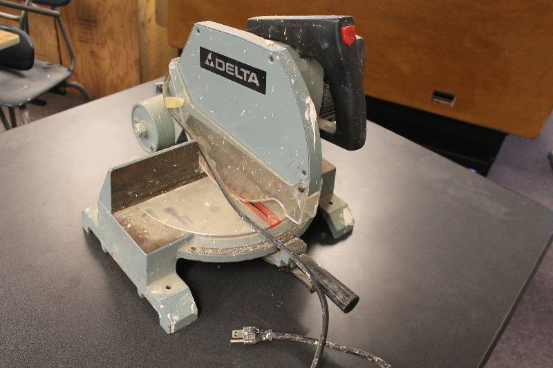 lot 35 image: Delta 10 Miter Saw