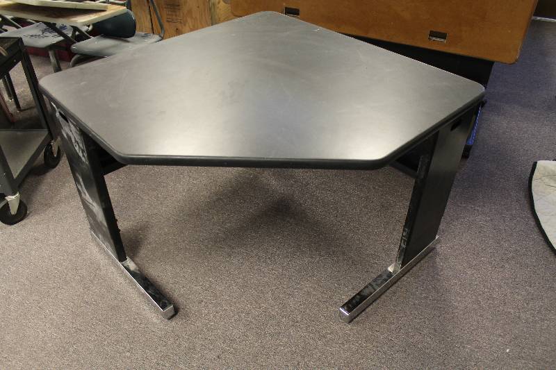 lot 40 image: Corner Table  Desk