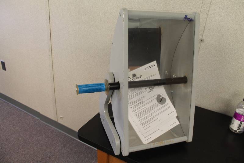 lot 60 image: Pitsco Solar Hot Dog Cooker
