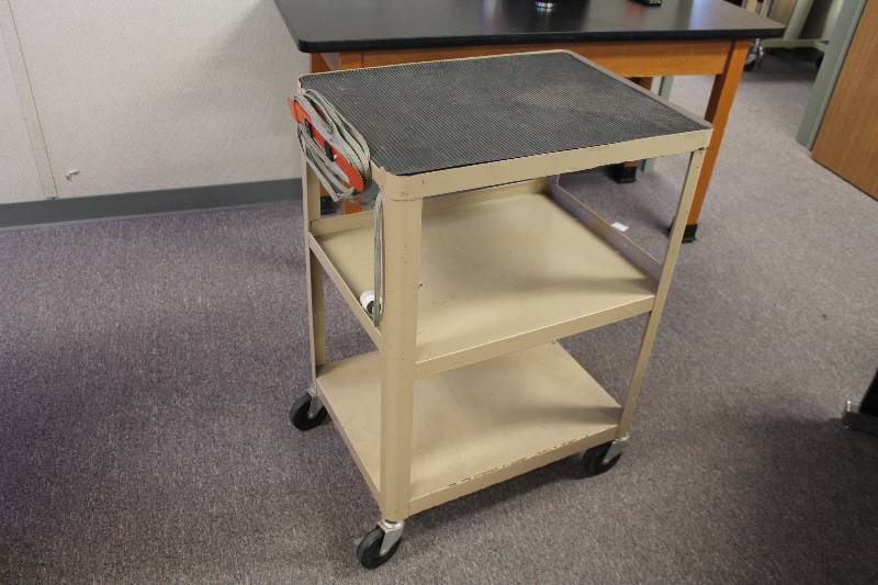 lot 80 image: Powered Rolling 3-tiered Cart