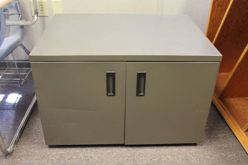 lot 81 image: Wheeled 2 dr Cabinet