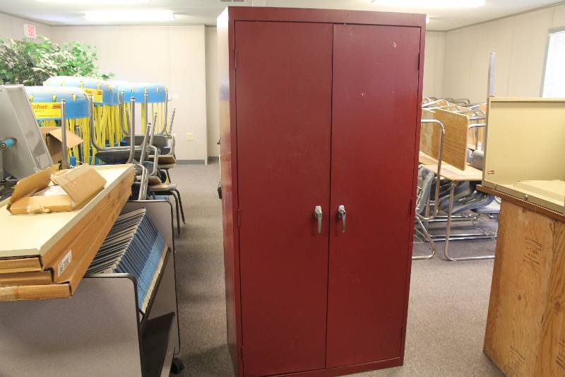 lot 82 image: Large 2 dr Metal Cabinet
