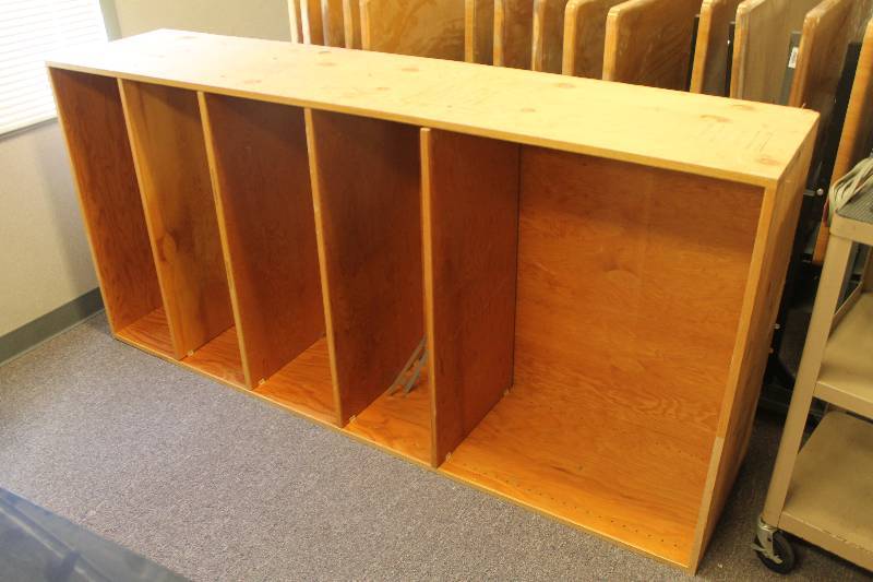 lot 86 image: Large Wooden Shelf