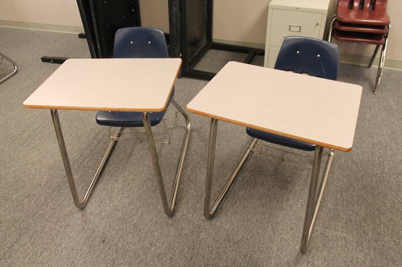 lot 189 image: 2 Student desks