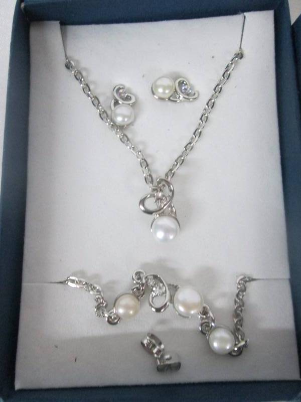 lot 110 image: Pearl & CZ Accent Jewelry Set