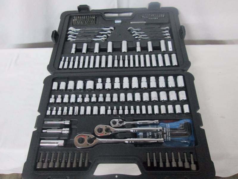 lot 33 image: Stanley 201-pc. Mechanics Tool Set