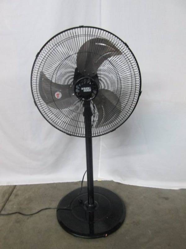 lot 46 image: Black & Decker 18 Multi Oscillating Fan