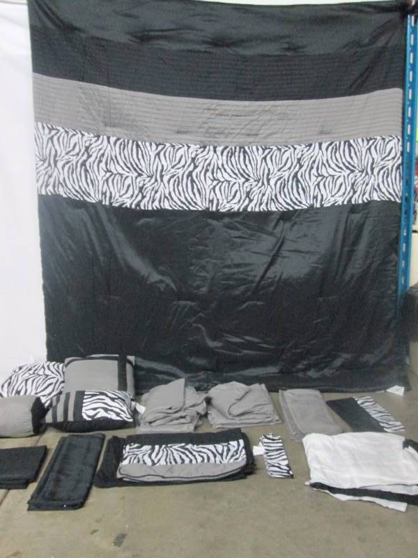 lot 77 image: Alcove Midnight 30-pc. Bedroom Super Set - Queen