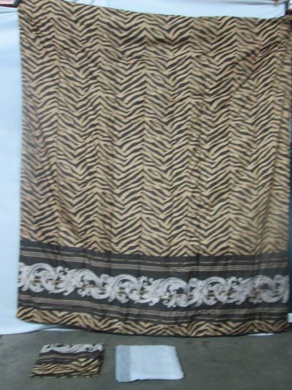 lot 81 image: Alcove Taj Comforter Set - Full