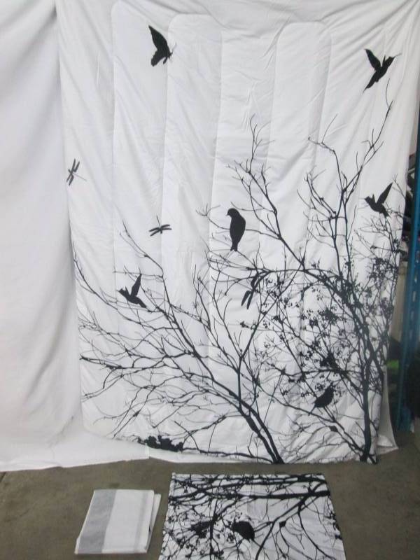lot 82 image: Alcove Briar Comforter Set - Twin