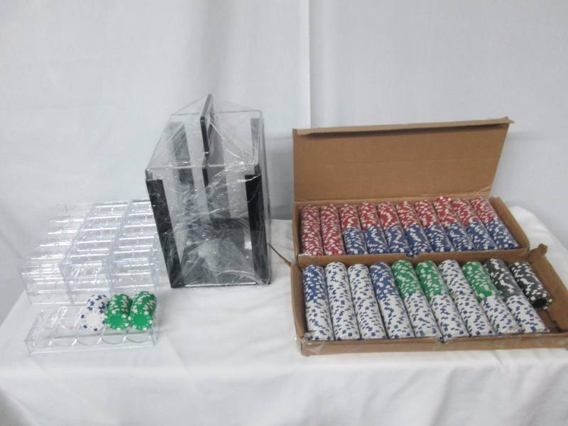 lot 34 image: 1000-Chip Striped Poker Set with Case