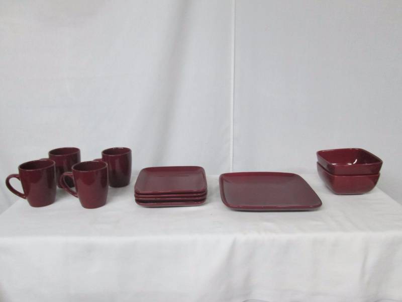 lot 88 image: Alcove Square Dinnerware Set