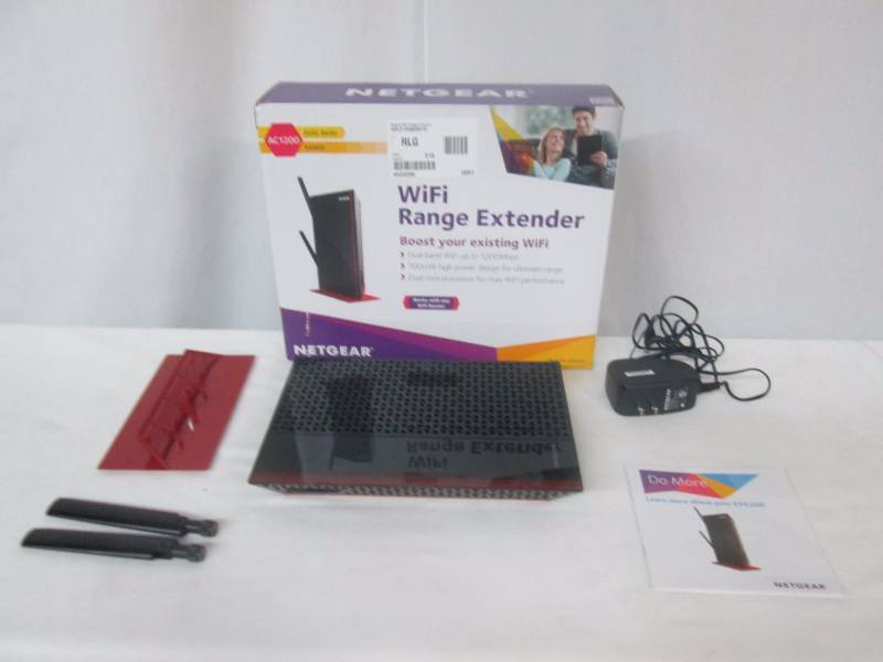 lot 19 image: Netgear Wi-Fi Range Extender