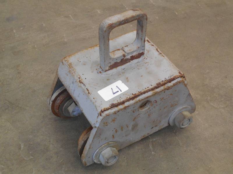 lot 17 image: Heavy Duty Industrial 6 Beam Troll...