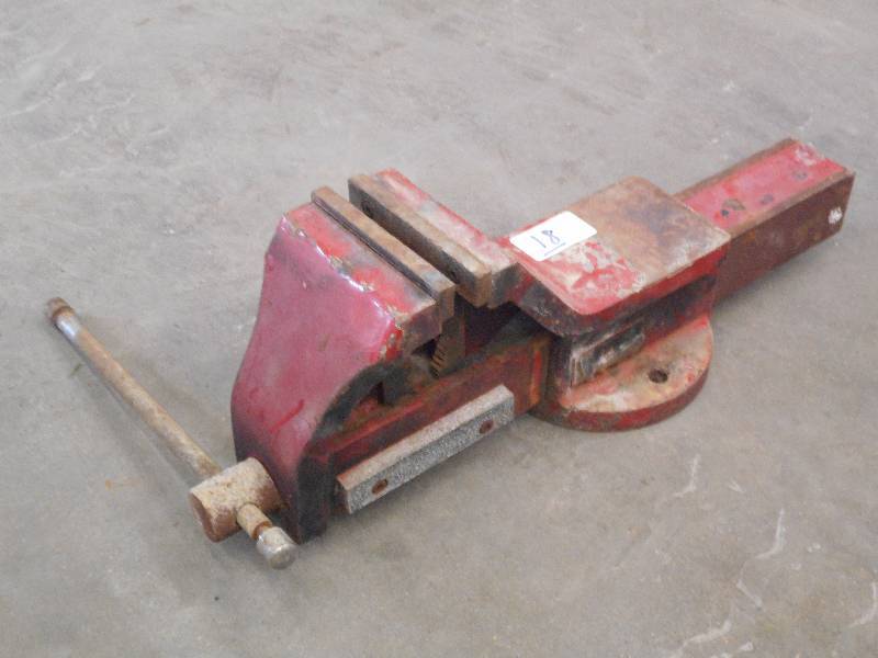 lot 18 image: Heavy Duty Bench Vise With 5 Jaw ...