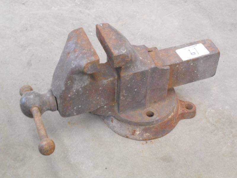 lot 19 image: Heavy Duty Bench Vise With 3.5 Jaw...