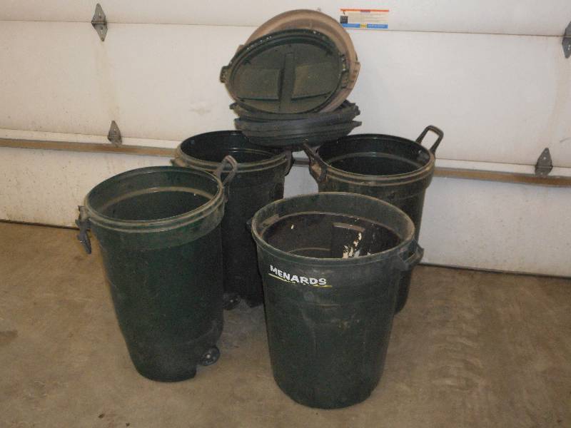 lot 30 image: Lot Of (4) Garbage Cans With Lids ...