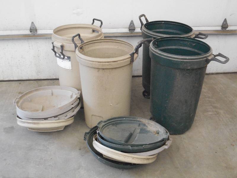 lot 31 image: Lot Of (4) Garbage Cans With Lids ...