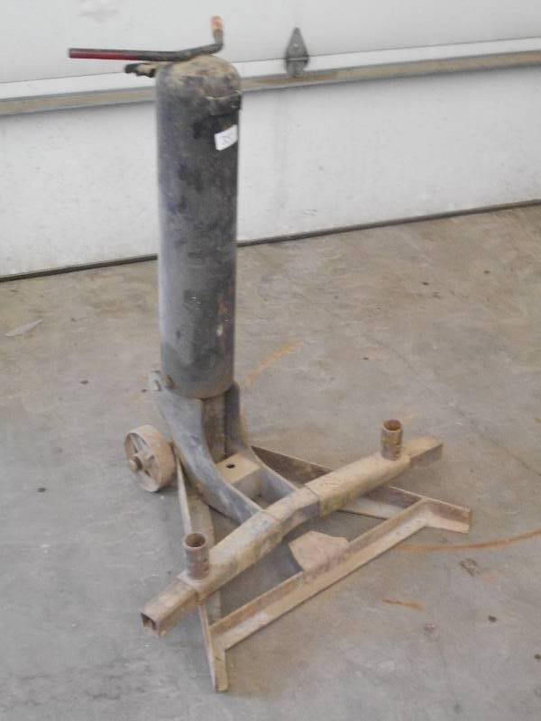 lot 35 image: CommercialIndustrial Adjustable Pn...
