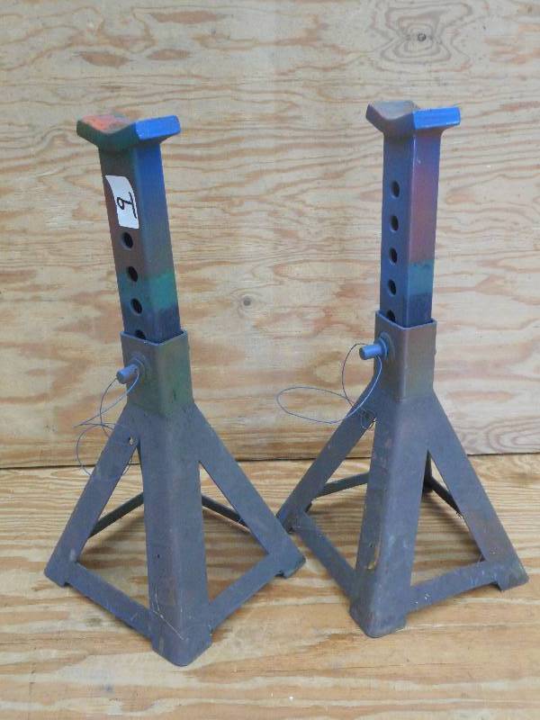 lot 9 image: (2) Heavy Duty Jack Stands ...