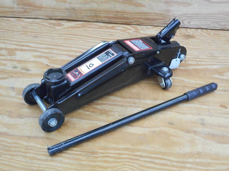 lot 10 image: Unused Craftsman 2.25-Ton Trolley J...