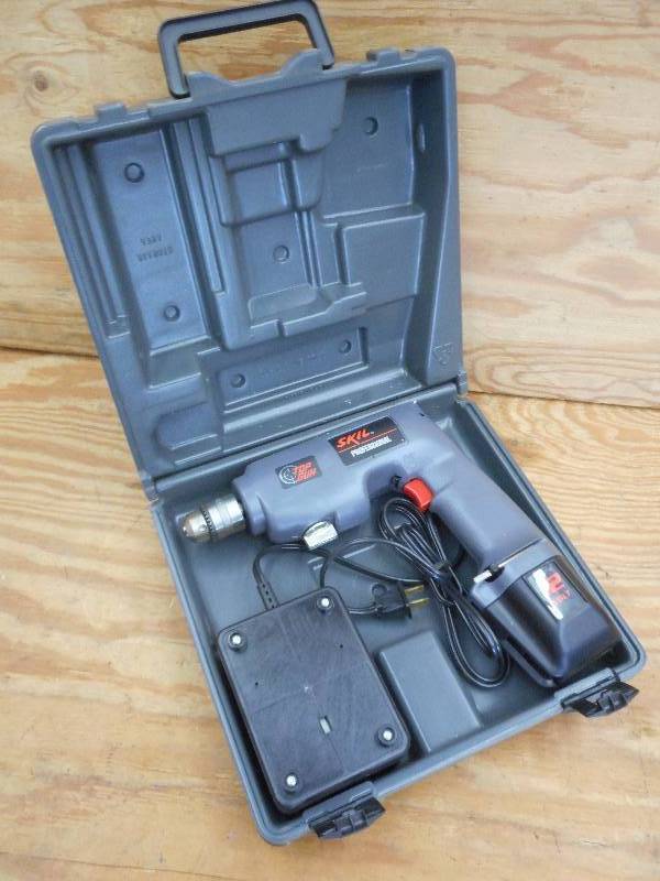 lot 21 image: Skil Top-Gun 12Volt Cordless Drill ...