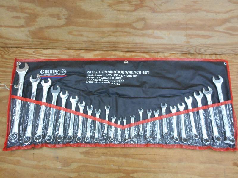 lot 51 image: 24-Piece Combination SAEMetric Wre...