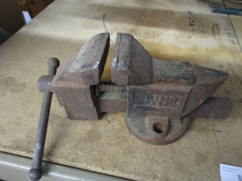 Bench vise