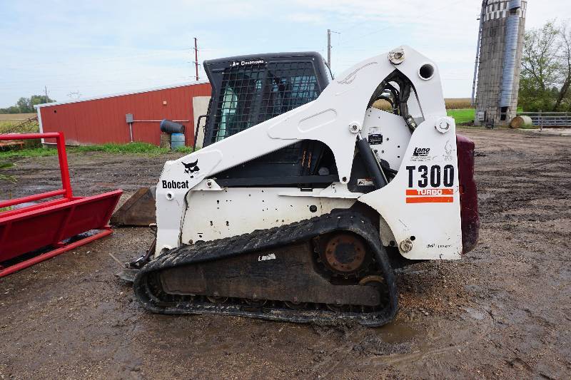lot 1 image: 2004 Bobcat T300 Skid Loader Skid Steer
