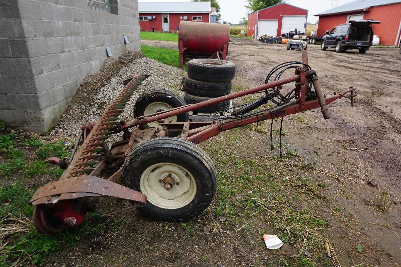 lot 4 image: International Model 1100 Pull Behind Sickle Mower